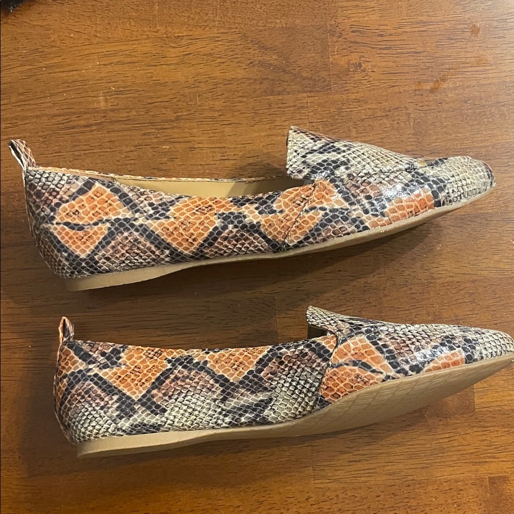 NEST Women's Faux-Snakeskin Flats- Orange Multiprint - Picture 4 of 5